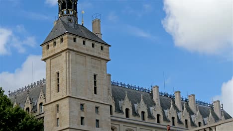 Modern-sytle-building-on-the-river-side-of-Paris