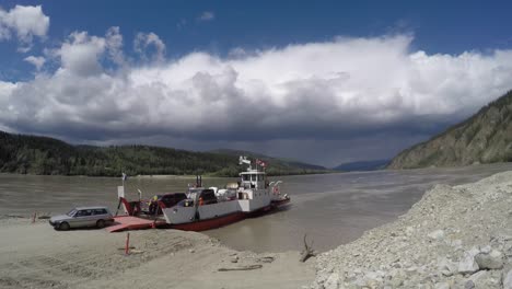 Timelapse-de-Ferry-del-río-de-Yukon