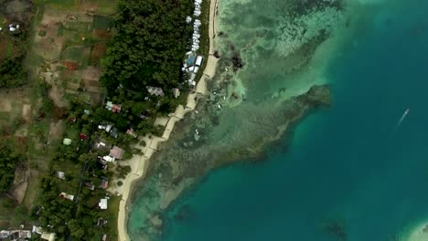 Aerial-Vogelperspektive-Küste-mit-Sandstrand-und-kristallklarem-Wasser-des-Indischen-Ozeans,-Mauriticus-Insel