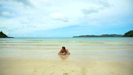 Mann-Entspannung-am-Strand