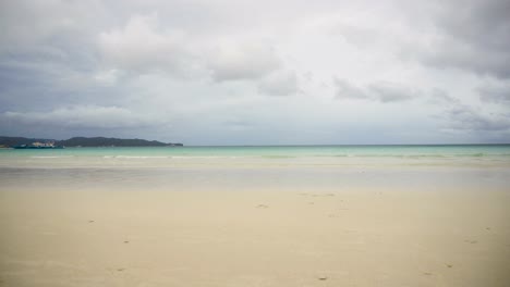 Mann-läuft-am-Strand