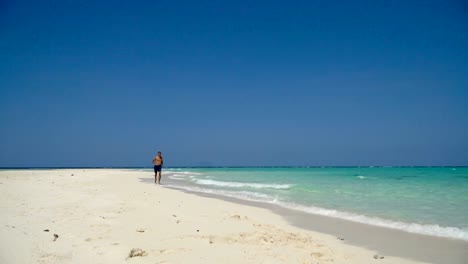 Mann-läuft-am-Strand