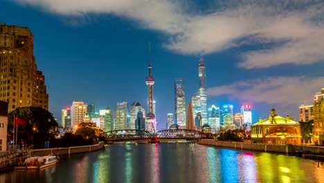 Time-lapse-of-Shanghai-bund-Garden-bridge-at-skyline