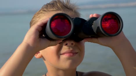 Pequeño-explorador-con-binoculares