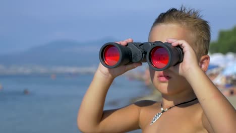 Kind-erkundet-das-Meer-mit-dem-Fernglas