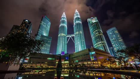 Nacht-Licht-Himmel-Aussichtstürme-anzeigen-4-k-Zeitraffer-von-Kuala-lumpur