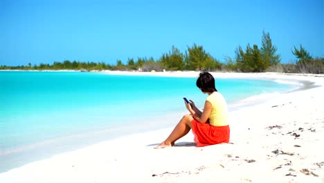 Junge-Frau-mit-Handy-während-der-tropischen-Strandurlaub.-Tourist-mit-mobilen-Smartphone.