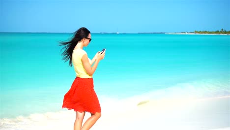 Junge-Frau-Nutzung-Telefon-während-der-tropischen-Strandurlaub.-Tourist-mit-mobilen-Smartphone.