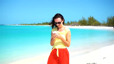 Junge-Frau-Nutzung-Telefon-während-der-tropischen-Strandurlaub.-Tourist-mit-mobilen-Smartphone.