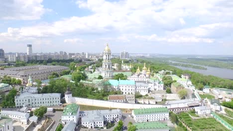 Luftaufnahme-des-Kiewer-Höhlenkloster,-Kiew,-Ukraine