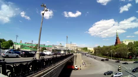 Blick-auf-Moskau.-Kreml,-goldene-Kuppel-Kirchen,-Fluss.-Pkw-Verkehr-in-der-Nähe