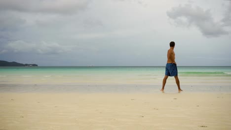 Hombre-haciendo-ejercicios-de-la-mañana-en-la-playa