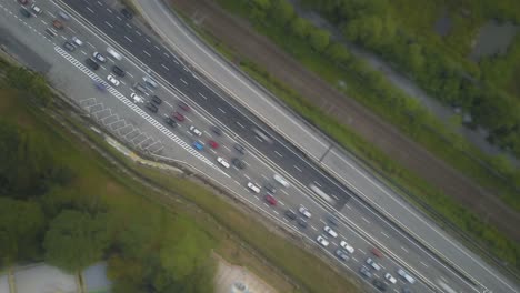 Aerial-Zeitraffer---Vogelperspektive-der-Verkehr-auf-einer-Straße-bewegt