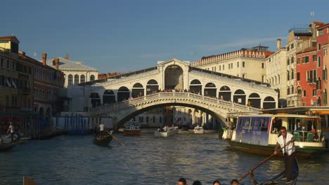 Italien-Venedig-Sonnenuntergang-Canal-grande-Rialto-Brücke-vorne-Fähre-Bahnhof-Bucht-Stadtpanorama-4k