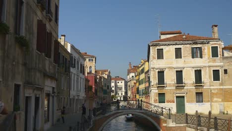 Italia-día-tiempo-verano-Venecia-ciudad-canal-puente-panorama-4k