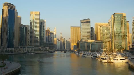 Sonnenuntergang-Sonne-Licht-Dubai-Marina-Yacht-Dock-Kanal-Brücke-Panorama-4k-Vereinigte-Arabische-Emirate