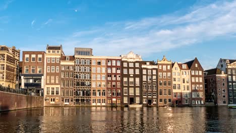 Amsterdam-city-skyline-timelapse-at-Damrak-canal-waterfront,-Amsterdam,-Netherlands,-4K-Time-Lapse