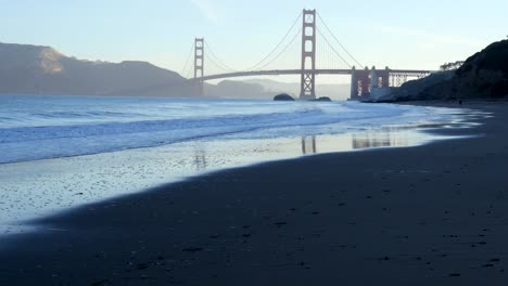 Weitwinkel-von-Wolken-und-Nebel-vorbei-über-die-Innenstadt-von-San-Francisco