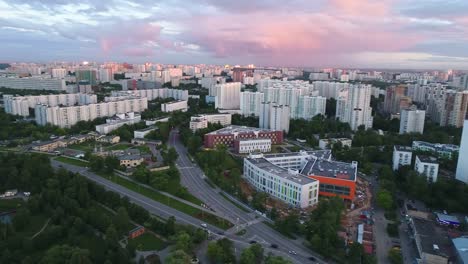 Rosa-und-lila-Sonnenuntergang-über-einer-großen-Stadt