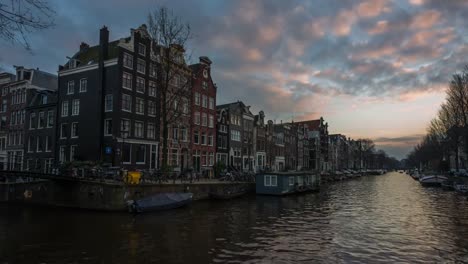 Amsterdam,-Niederlande---Sonnenuntergang-Zeitraffer-an-einem-Kanal