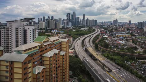 Erhöhte-Ansicht-der-Zeit-verfallen-der-Wolken-in-Kuala-Lumpur