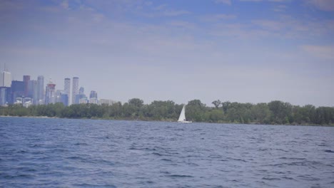 Segelboot-im-Sommer-mit-Toronto-im-sonnigen-Hintergrund