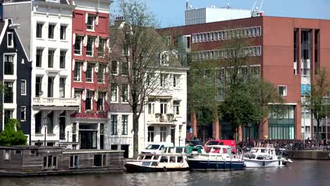 Canal-de-la-ciudad-en-la-ciudad-de-Amsterdam-con-excursión-en-barco,-4K