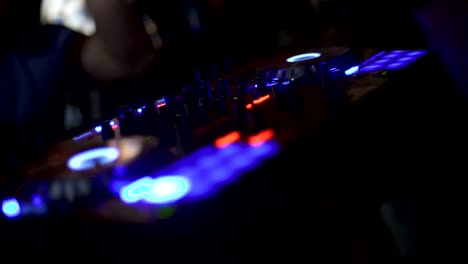 DJ-spielt-und-Menschen-in-einem-Tanz-tanzen-party