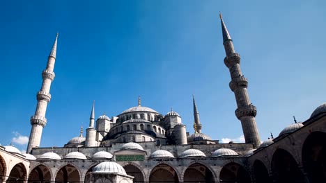 Pan-Zeitraffer-von-der-blauen-Moschee-oder-Sultanahmet-im-Freien-in-Istanbul-in-der-Türkei