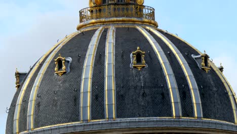 Un-techo-de-cúpula-en-la-ciudad-de-París-Francia