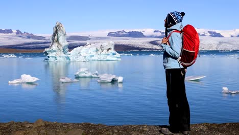 Junge-Frau-bewundert-die-Schönheit-der-Gletscherlagune-Jökulsárlón