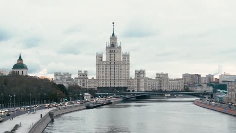 Panoramablick-vom-Zarjadje-Park-in-Moskau-am-Tag.-Aufklappbare-Brücke-über-die-Moskwa.