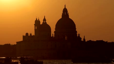 Abend-in-Venedig.-Majestätische-Grand-canal-in-Venedig-und-Wasser-Verkehr,-Venedig,-Italien.-Venedig-ist-eine-Stadt-im-Nordosten-Italiens-und-die-Hauptstadt-der-Region-Venetien.