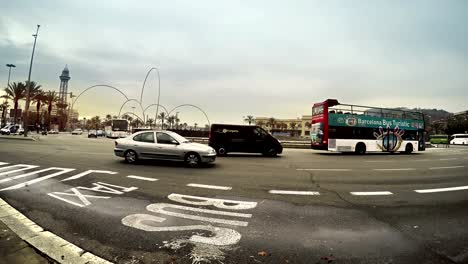 Verkehr-Auto,-Bus-Motorrad-in-Barcelona-downtown-bei-Sonnenuntergang.-Straßenszene-in-der-Abenddämmerung