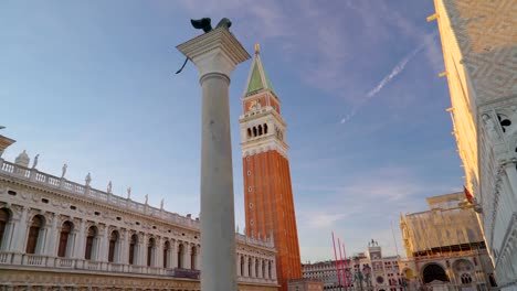 Der-hohe-Turm-des-Palastes-Ducale-in-Venedig