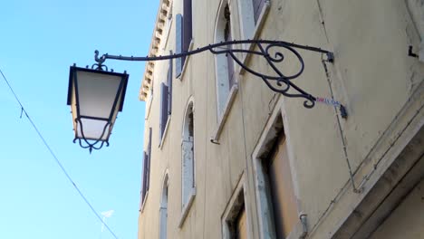A-streetlamp-mounted-on-the-wall-of-building