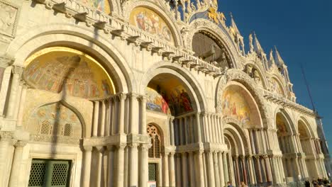 Viele-Menschen-außerhalb-der-San-Marco-Cathedral