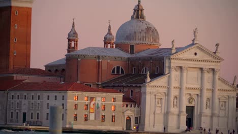 La-cúpula-de-una-iglesia-en-el-puerto-de-Venecia-en-Venecia