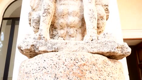 tiro-de-seguimiento-en-estatua-sobre-columna-de-mármol,-Roma