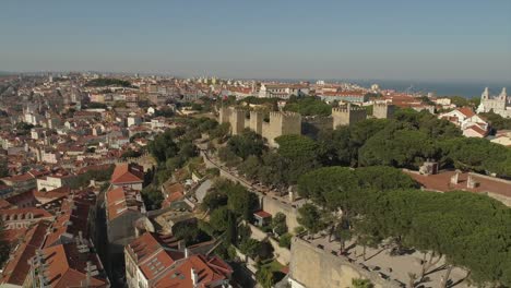 Portugal-Sonnenuntergangszeit-Lissabon-berühmten-Saint-George-Burg-Luftbild-Panorama-4k