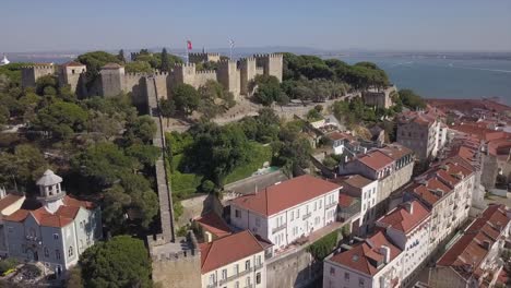 Portugal-Sonnenuntergangszeit-Lissabon-berühmten-Saint-George-Burg-Luftbild-Panorama-4k