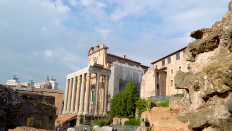 El-renovado-templo-de-Antonino-y-Faustina-en-Roma-en-Italia