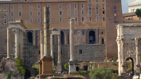 Los-cimientos-de-los-muros-arruinados-en-el-Palatino-en-Roma,-en-Italia