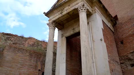 Frente-a-la-entrada-del-gran-edificio-en-Palatino-en-Roma,-en-Italia