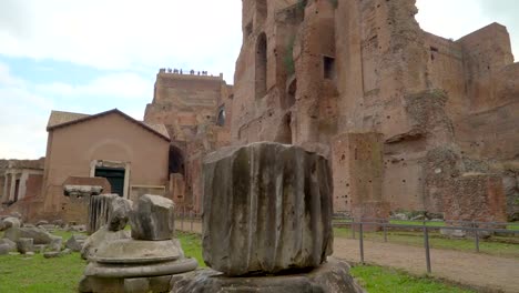 Una-gran-roca-en-la-cima-de-una-roca-fuera-del-castillo-en-Roma-en-Italia