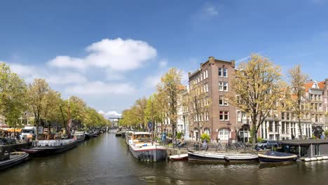 Amsterdam-Stadt-Skyline-Timelapse-im-Kanal-Waterfront,-Amsterdam,-Niederlande-4K-Zeitraffer