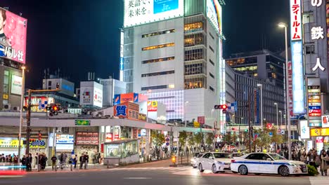 Nacht-Zeitraffer-von-Touristen-zu-Fuß-am-Bahnhof-Shinjuku,-Shinjuku,-Tokio,-Japan-4K-Zeitraffer