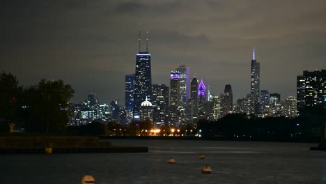 Downtown-Chicago-in-der-Nacht.-Timelapse-Aufnahmen.-Chicago-Illinois-USA