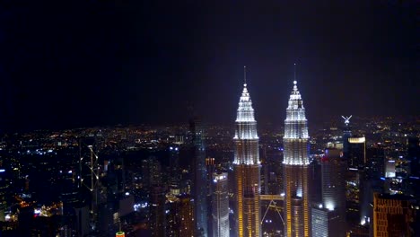 Umzug-nach-rechts-Luftbild-von-Kuala-Lumpur-nachts-nahe-KLCC-Tower.