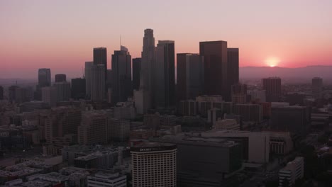 Los-Angeles,-tiro-aéreo-de-Los-Angeles-al-atardecer.